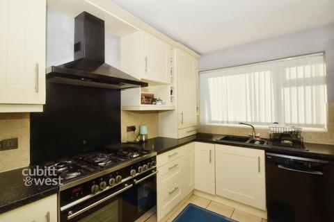 2 bedroom apartment to rent, Carshalton Grove Sutton SM1