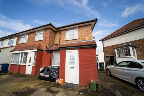 2 bedroom end of terrace house for sale, Longhook Gardens, Northolt