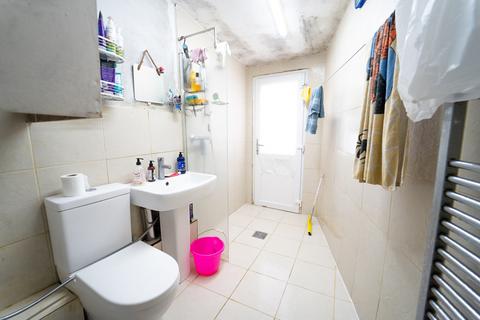 2 bedroom end of terrace house for sale, Longhook Gardens, Northolt