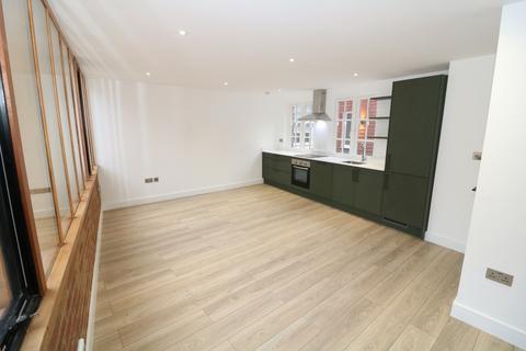 2 bedroom flat to rent, North Street, Dorking