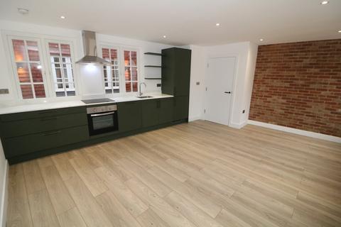 2 bedroom flat to rent, North Street, Dorking