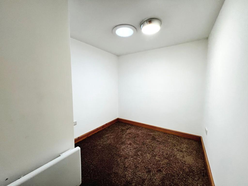 6b1ba35a-Bedroom 202