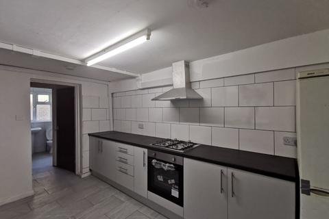 4 bedroom terraced house to rent, Queens Road, Southall