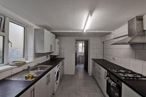 4 bedroom terraced house to rent, Queens Road, Southall