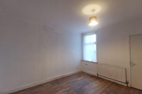 4 bedroom terraced house to rent, Queens Road, Southall