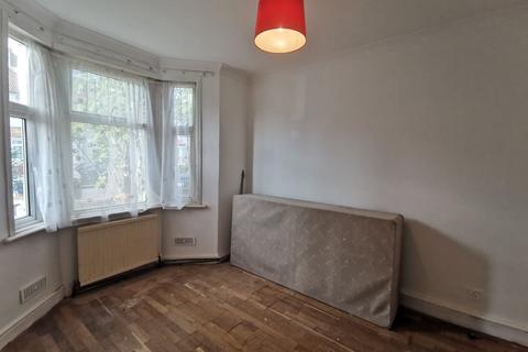 4 bedroom terraced house to rent, Queens Road, Southall