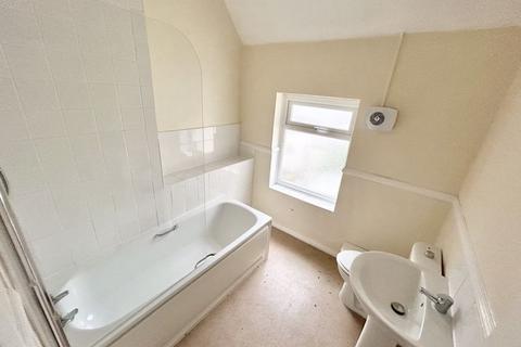 2 bedroom flat for sale, Whinacres, Conwy