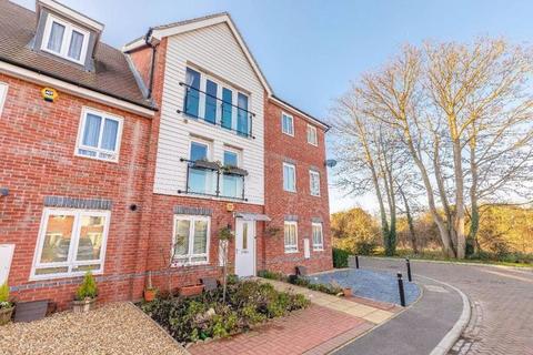 4 bedroom townhouse to rent, Edgeworth Close, Langley