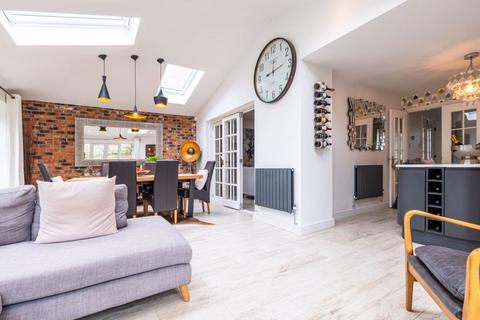 1 Hall Close, Old Stratford, Milton Keynes, MK19 6NH