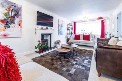1 Hall Close, Old Stratford, Milton Keynes, MK19 6NH