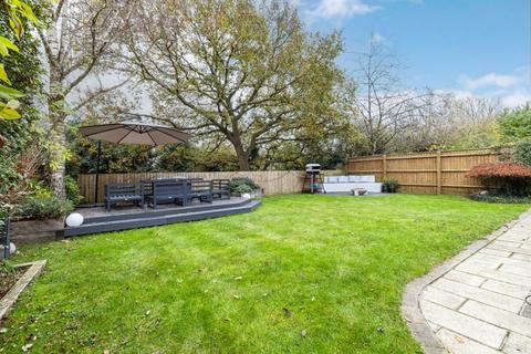 1 Hall Close, Old Stratford, Milton Keynes, MK19 6NH