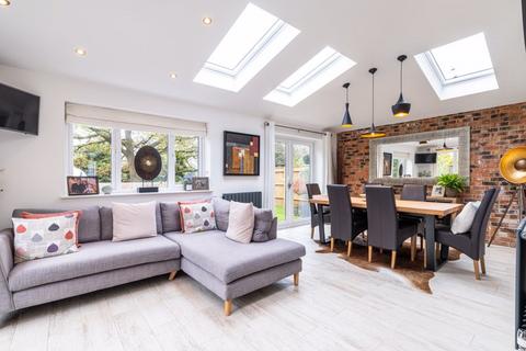 1 Hall Close, Old Stratford, Milton Keynes, MK19 6NH