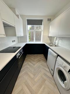 3 bedroom flat to rent, Kings Avenue