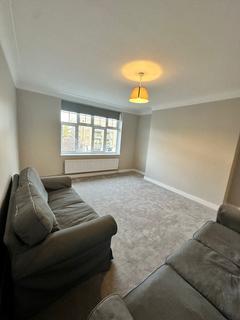 3 bedroom flat to rent, Kings Avenue