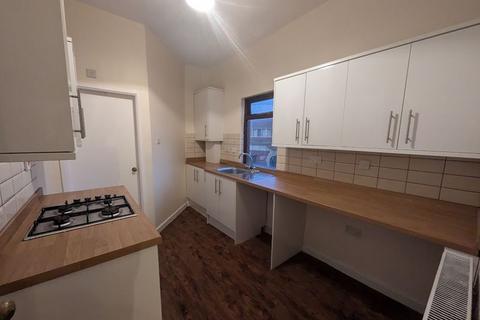 2 bedroom flat to rent, Chapel Street, Leigh