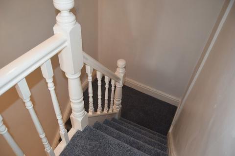 2 bedroom flat to rent, Chapel Street, Leigh