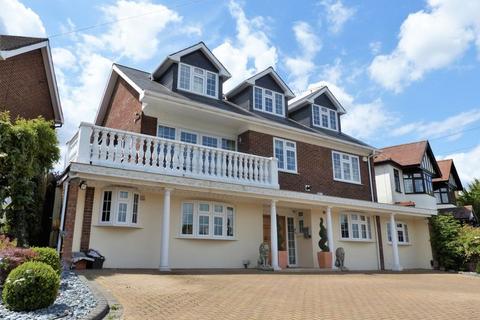 5 bedroom detached house to rent, Spring Grove, Loughton IG10