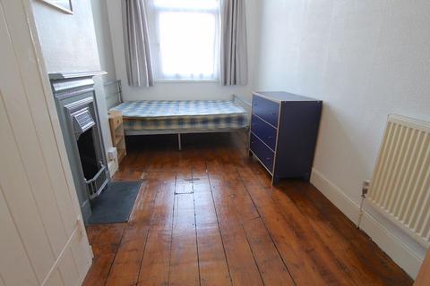 4 bedroom terraced house to rent, Gelligaer Street, Cardiff CF24