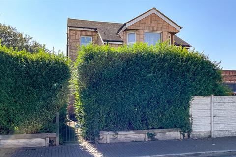 3 bedroom detached house for sale, Sandbank Road, Towyn, Abergele, Conwy, LL22