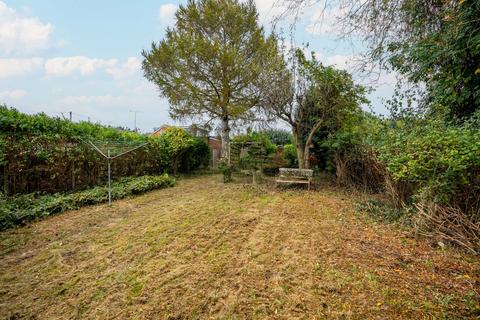 28 Mount Drive, Park Street, St Albans, AL2 2NY