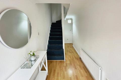 4 bedroom house to rent, Grimsby Grove, London E16