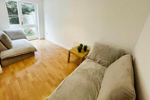 4 bedroom house to rent, Grimsby Grove, London E16