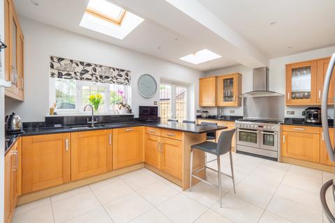31 Tudor Avenue, Worcester Park, KT4 8TY
