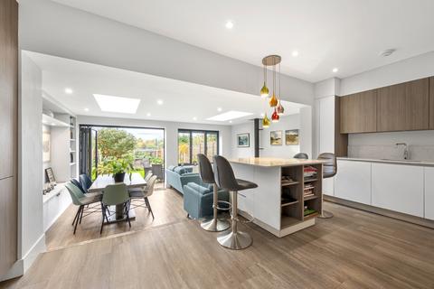 45 Fairway, London, SW20 9DN