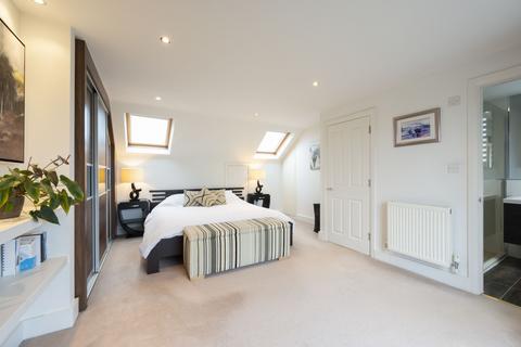 45 Fairway, London, SW20 9DN