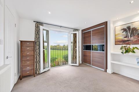 45 Fairway, London, SW20 9DN