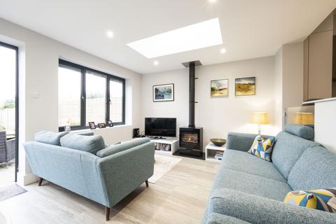 45 Fairway, London, SW20 9DN