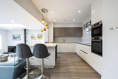 45 Fairway, London, SW20 9DN