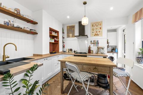 2 bedroom maisonette to rent, University Road, SW19