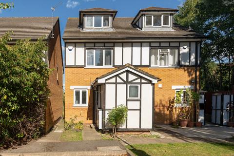 3 bedroom townhouse to rent, Rickard Close, London NW4