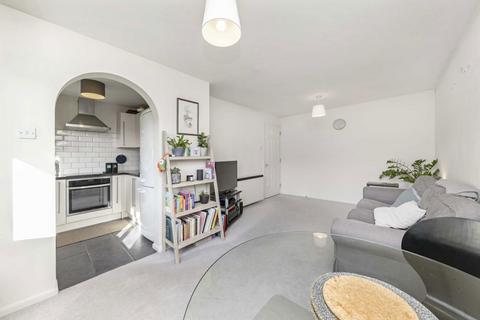 2 bedroom flat for sale, Barnfield Close, London SW17