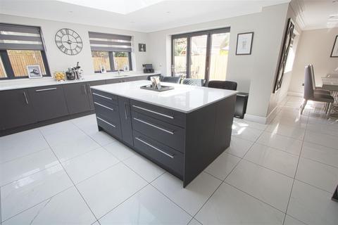 4 bedroom detached house for sale, Meade Road, Billericay CM11