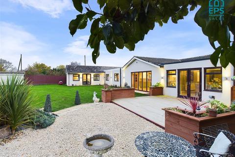 4 bedroom detached bungalow for sale, Green End, Landbeach CB25 9FD