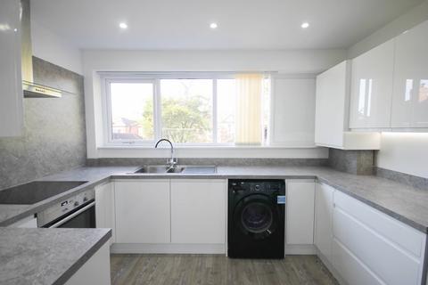 4 bedroom terraced house to rent, St Hildas Close, Northenden, Manchester, M22