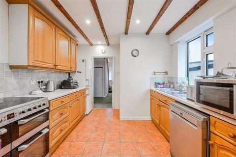 37 Chantry Hurst, Epsom, KT18 7BW