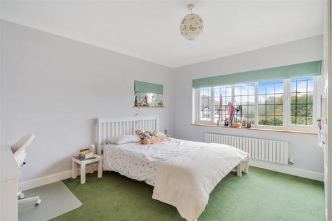 37 Chantry Hurst, Epsom, KT18 7BW