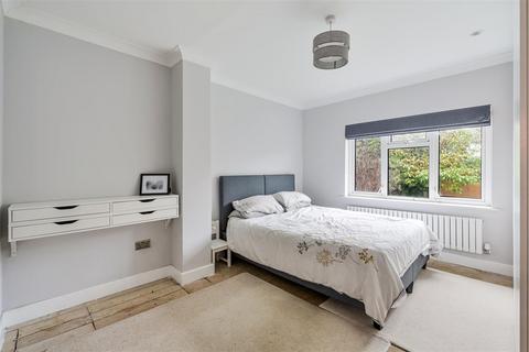 37 Chantry Hurst, Epsom, KT18 7BW