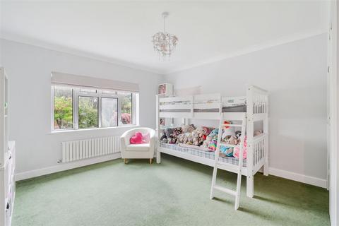 37 Chantry Hurst, Epsom, KT18 7BW