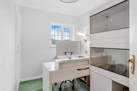37 Chantry Hurst, Epsom, KT18 7BW