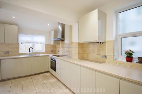 5 bedroom semi-detached house to rent, Deans Lane, Edgware