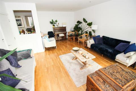 3 bedroom flat for sale, Wards Wharf Approach, London