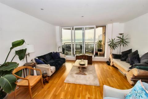 3 bedroom flat for sale, Wards Wharf Approach, London