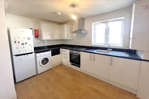 2 bedroom flat to rent, Chapel Street, Woking GU21