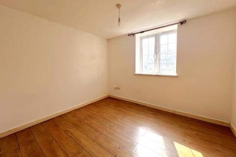 2 bedroom flat to rent, Chapel Street, Woking GU21