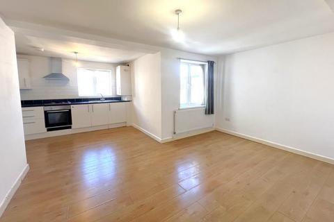 2 bedroom flat to rent, Chapel Street, Woking GU21