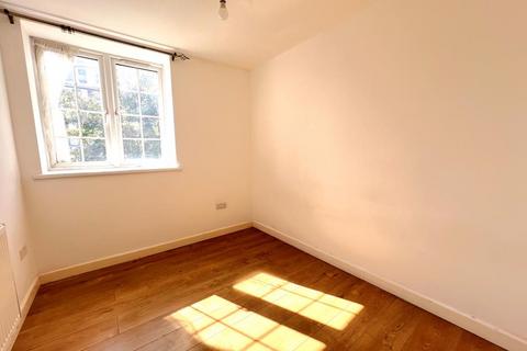 2 bedroom flat to rent, Chapel Street, Woking GU21